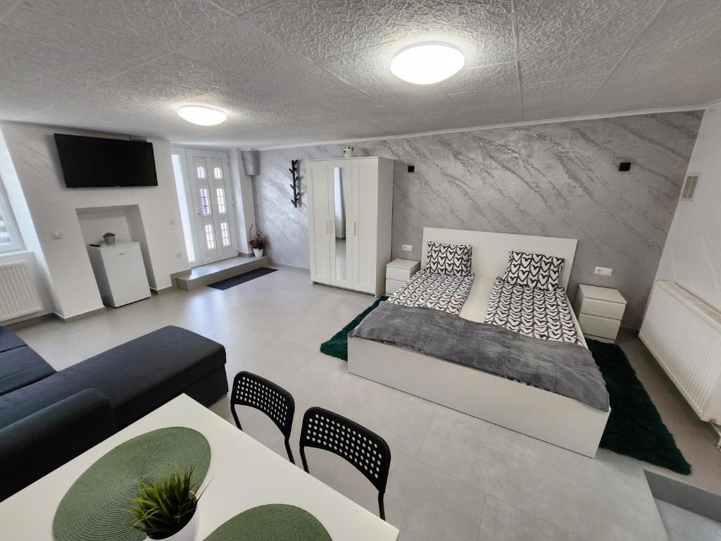 een slaapkamer met een bed en een woonkamer bij Apartament DADA in Sighişoara