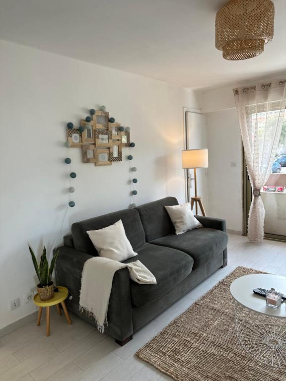 un salon avec un canapé et une table dans l'établissement Spacieux studio à Golfe Juan 2 minutes des plages, à Vallauris