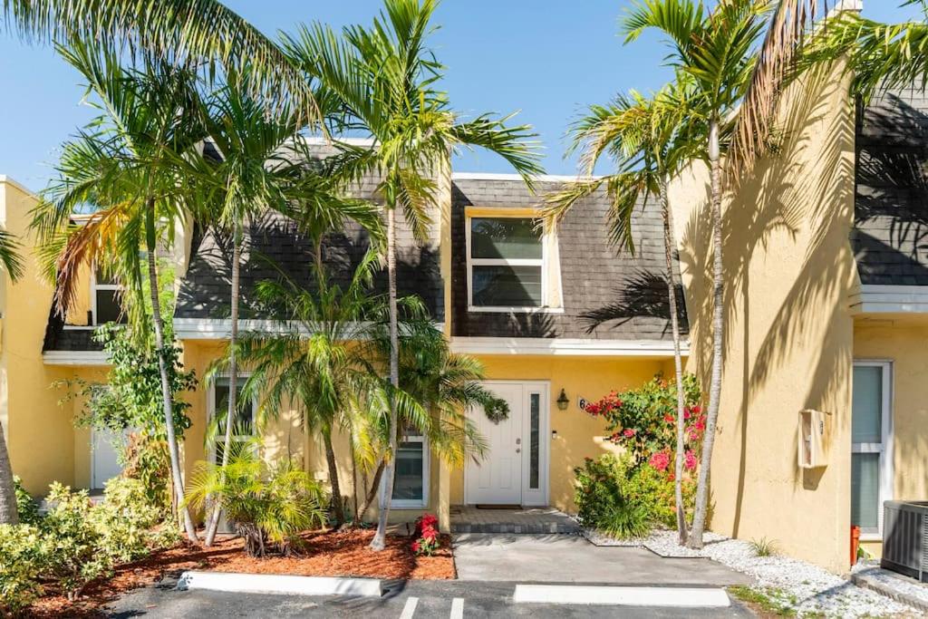Cozy Two story Townhouse, 5 Minute Drive to Beach