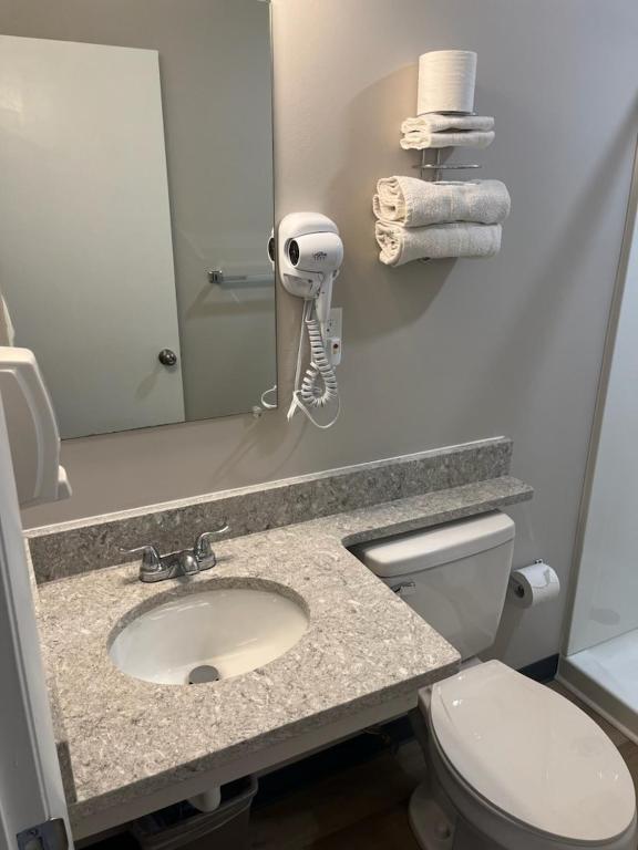 Ein Badezimmer in der Unterkunft Beach Bum West-O Motel