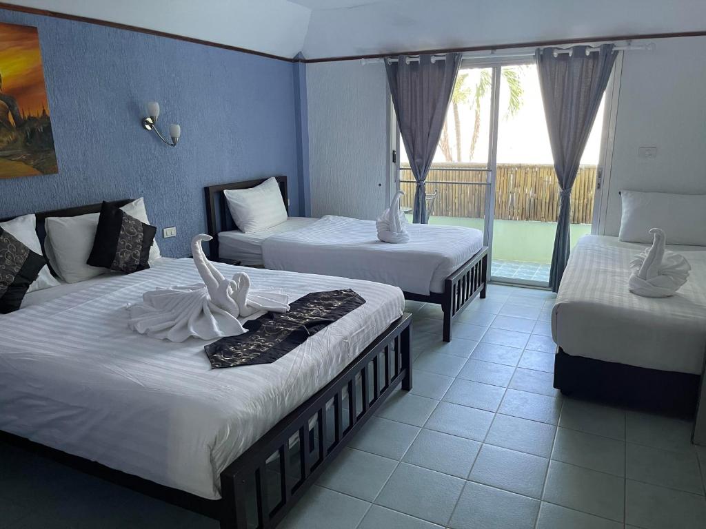 Postel nebo postele na pokoji v ubytování Samui Green Hotel