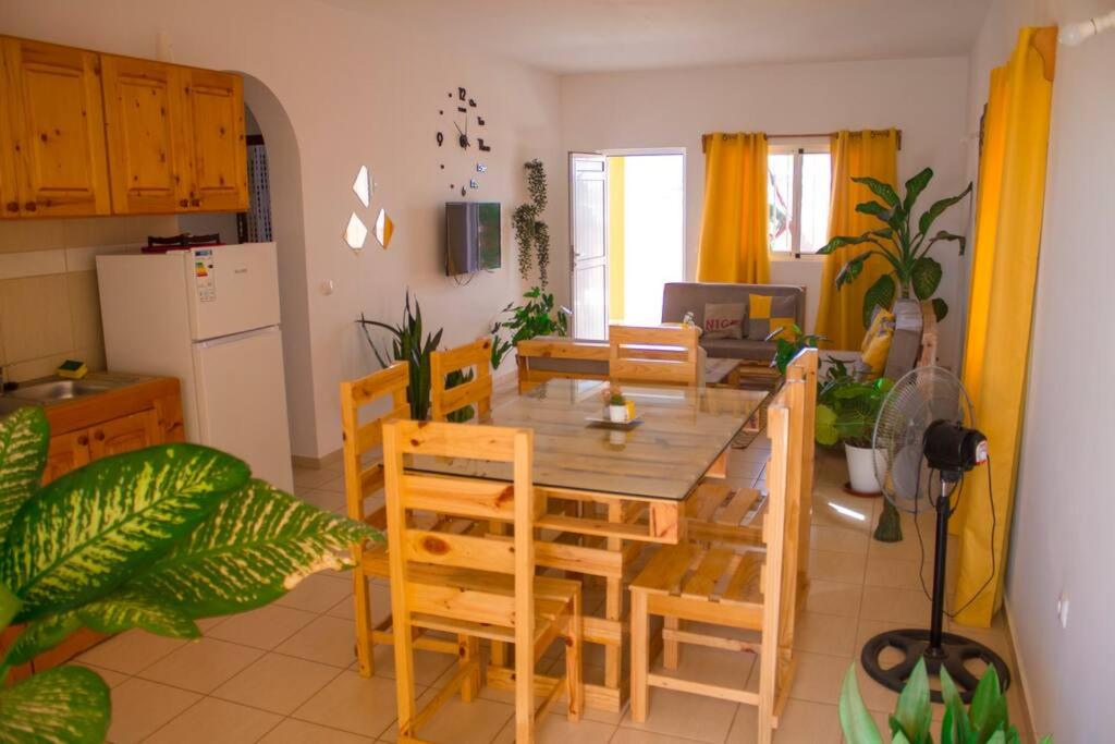 Kuchyň nebo kuchyňský kout v ubytování Cosy & Relax Yellow House 5mn walk from the beach!
