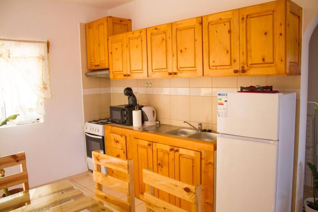 Kuchyň nebo kuchyňský kout v ubytování Cosy & Relax Yellow House 5mn walk from the beach!