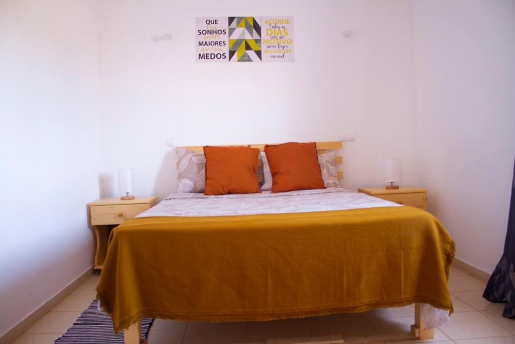 Postel nebo postele na pokoji v ubytování Cosy & Relax Yellow House 5mn walk from the beach!