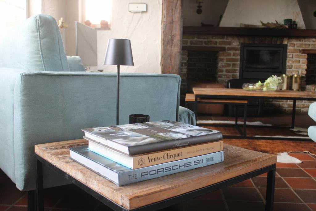 una pila di libri seduti su un tavolino di Maison Margareta a Middelburg