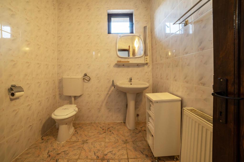 Hanul din Padure - Triple Habitación Con Balcón