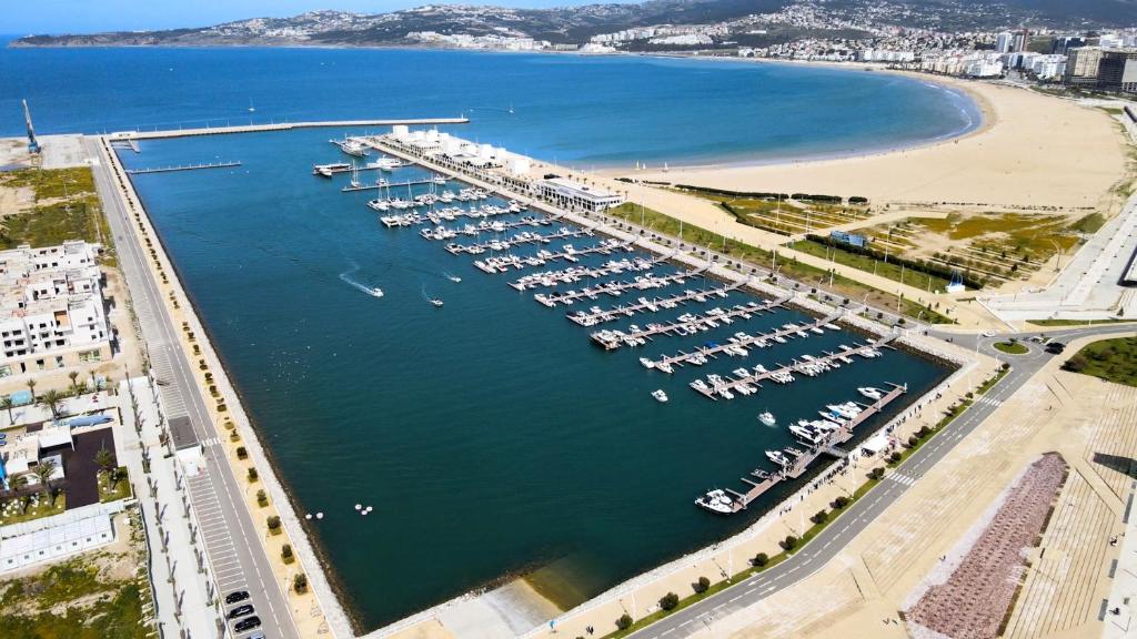 une vue aérienne sur un port de plaisance avec des bateaux dans l'eau dans l'établissement Appartement Residence Paradise A, à Tanger