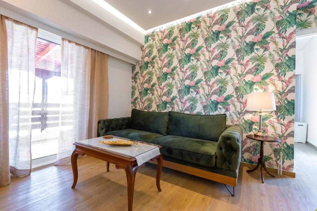 ein Wohnzimmer mit einem grünen Sofa und einem Tisch in der Unterkunft Vintage Boutique Penthouse in Piräus