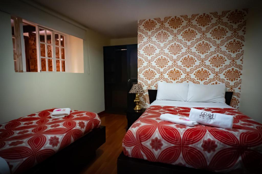 Gran Hotel París - Triple Room With Private Bathroom