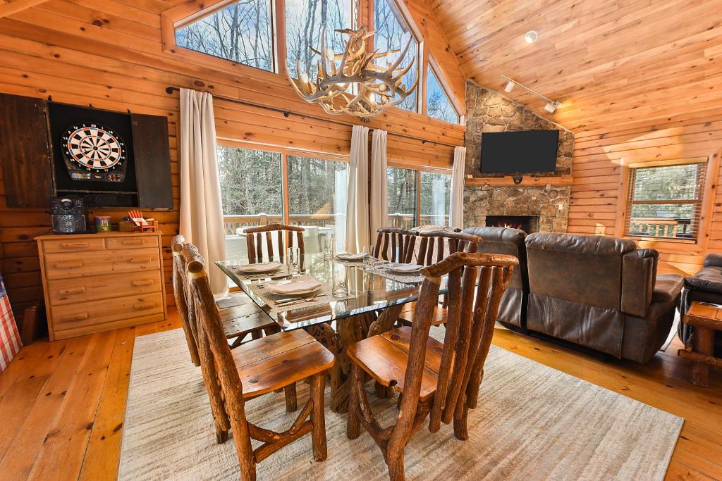 Posezení v ubytování Jamesons Cabin! 8 Minutes to Wisp, HotTub, FirePit, Pets, EV Chgr