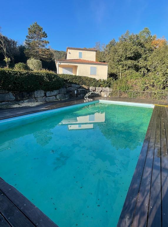 Bazén v ubytovaní Chez Laura près du Pont d'Arc alebo v jeho blízkosti