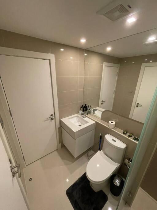 Koupelna v ubytování Stylish Condo with Blazing Fast Fiber Internet, Pool, Sauna, Steam room, Gym - Guest Friendly