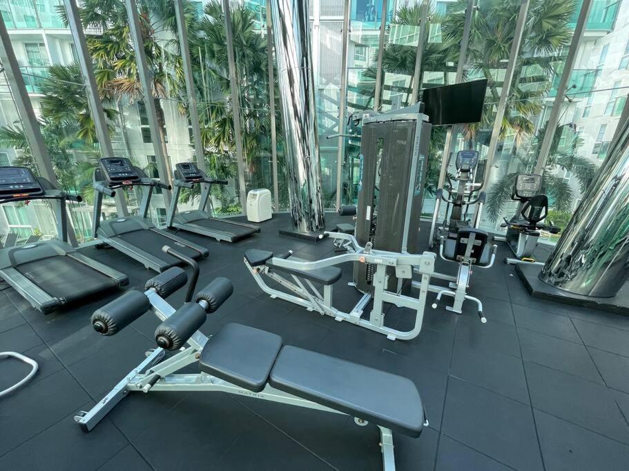 Fitness centrum a/nebo fitness zařízení v ubytování Stylish Condo with Blazing Fast Fiber Internet, Pool, Sauna, Steam room, Gym - Guest Friendly