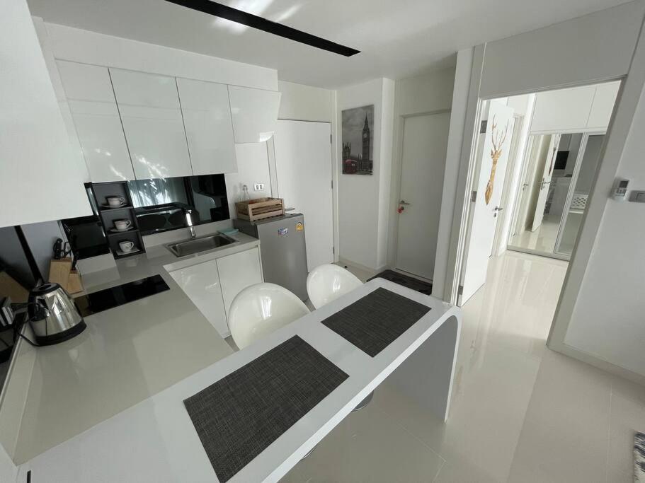 Kuchyň nebo kuchyňský kout v ubytování Stylish Condo with Blazing Fast Fiber Internet, Pool, Sauna, Steam room, Gym - Guest Friendly