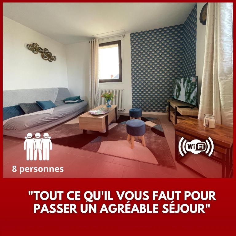 un salon avec un lit et une table dans l'établissement Grand appartement en vallée de la loire, à Gennes