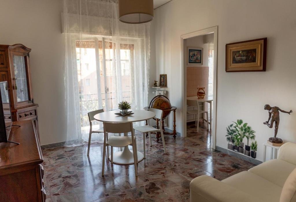 a living room with a table and chairs at Afrodite Loft Hermes in Verona