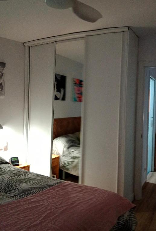 1 dormitorio con armario y cama. en Suite Lay, en Zaragoza