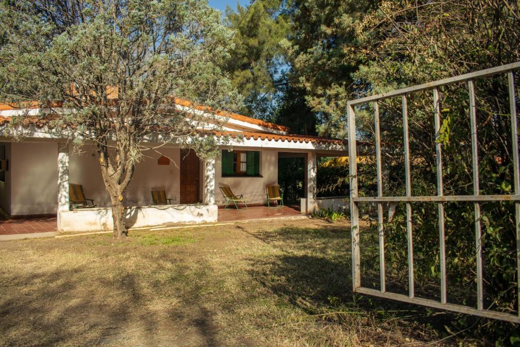 una casa con una puerta delante de un patio en Casa de campo La Brea en San Fernando del Valle de Catamarca
