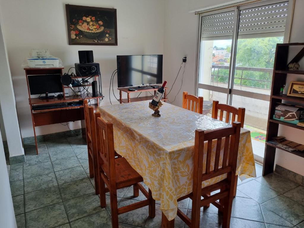 ein Esszimmer mit einem Tisch, Stühlen und einem TV in der Unterkunft Nuevos Aires in Corrientes