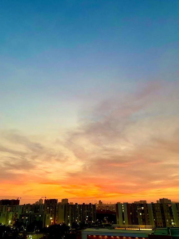 vista para o horizonte da cidade ao pôr-do-sol em Apartamento en Cartagena em Cartagena das Índias