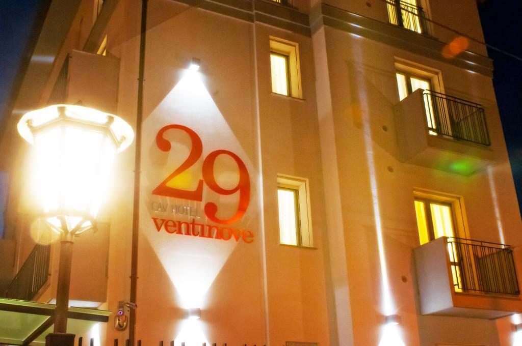 znak na boku budynku z światłem ulicznym w obiekcie 29 Cav Apartments w mieście Bollate