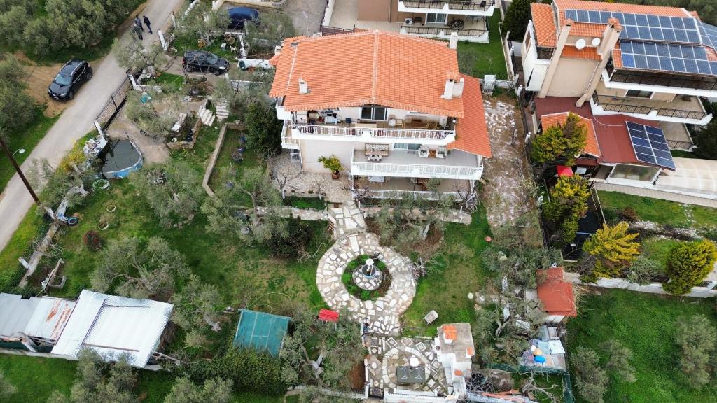 uma vista aérea de uma casa com um quintal em BELLA-CAZA em Mákri