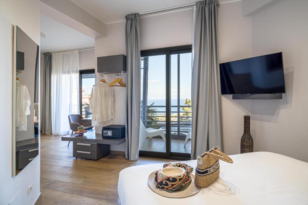 Taormina Palace Hotel - Family Room With Balcony And Partial Sea View
