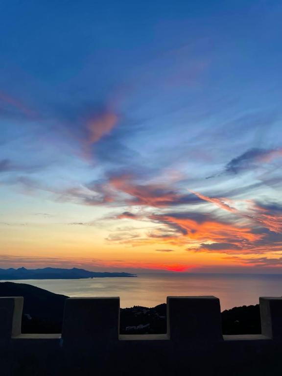 - une vue sur le coucher du soleil depuis un bâtiment dans l'établissement Maison de village VUE 360°, à Farinole