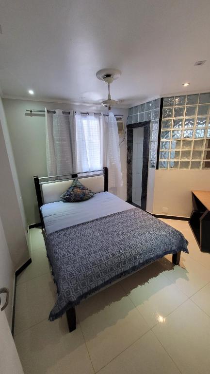 1 dormitorio con 1 cama en una habitación en Guarujá enseada sp, en Guarujá