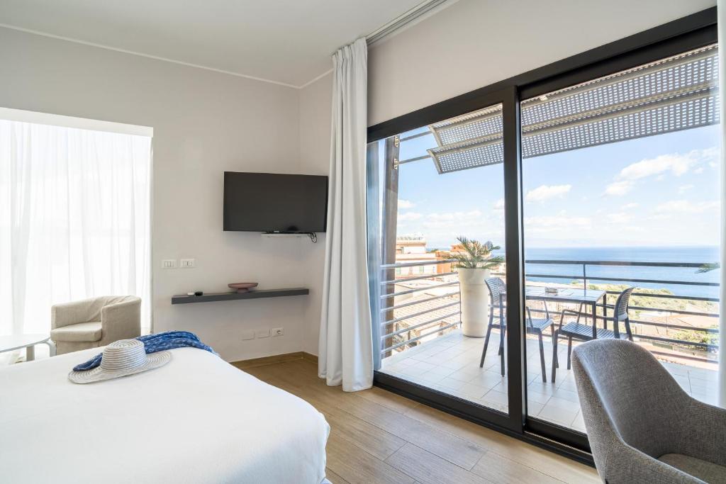 Postel nebo postele na pokoji v ubytování Taormina Palace Hotel