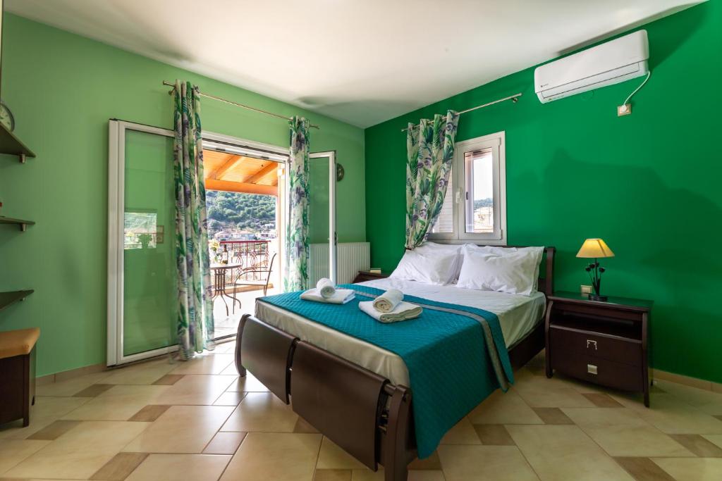 zieloną sypialnię z łóżkiem i balkonem w obiekcie Martha's House Kefalonia w mieście Valsamáta