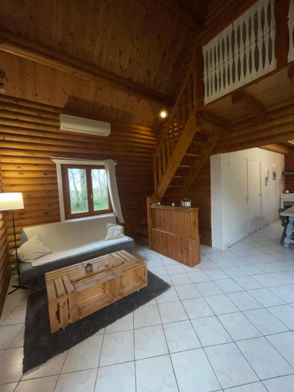 1 dormitorio con 1 cama y 1 mesa en una habitación en Chalet à la campagne, en Hautot-lʼAuvray