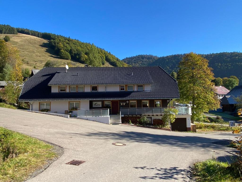 uma casa ao lado de uma estrada em Pension Hofeck em Bernau