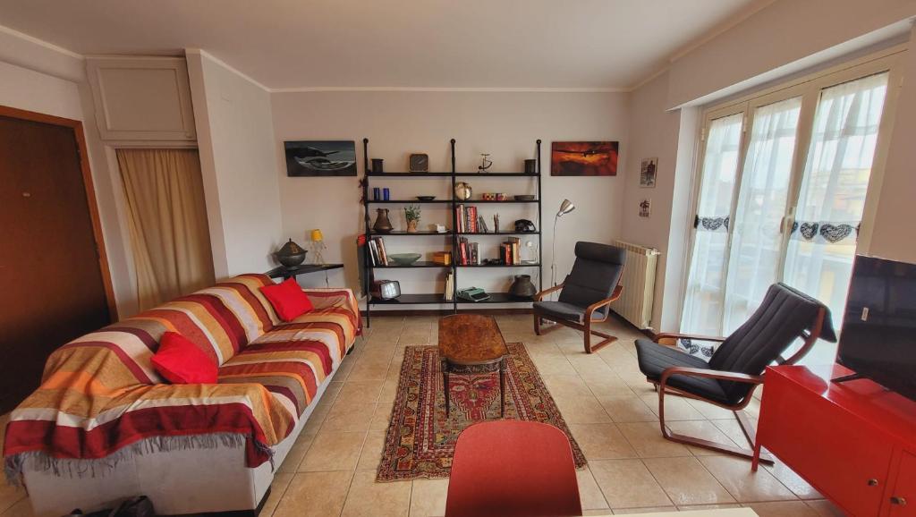 ローマにあるCasa Martaのリビングルーム(ソファ、椅子、テレビ付)