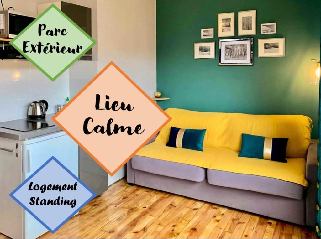 ein Wohnzimmer mit einem gelben Sofa und einer Küche in der Unterkunft Le Perrot - Chavant / Centre-ville in Grenoble