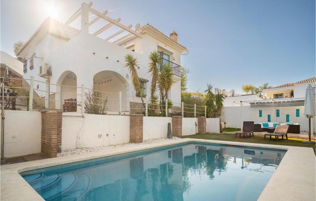 eine Villa mit einem Pool vor einem Haus in der Unterkunft 2 Bedroom Amazing Home In Viuela in Viñuela