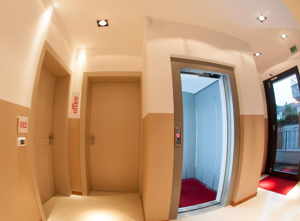 korytarz w budynku ze szklanymi drzwiami w obiekcie 29 Cav Apartments w mieście Bollate