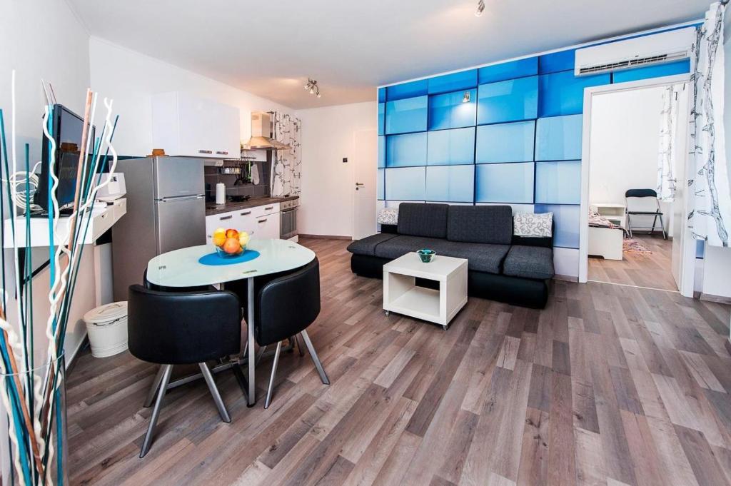 een woonkamer met een bank en een tafel bij Apartman Puzzle in Rovinj