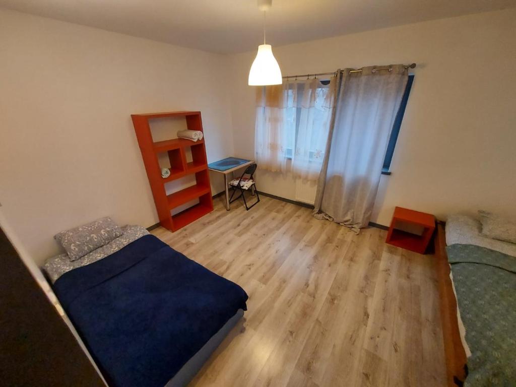 Habitación con 2 camas y suelo de madera. en Galeria Kolorów pokój rodzinny en Lodz