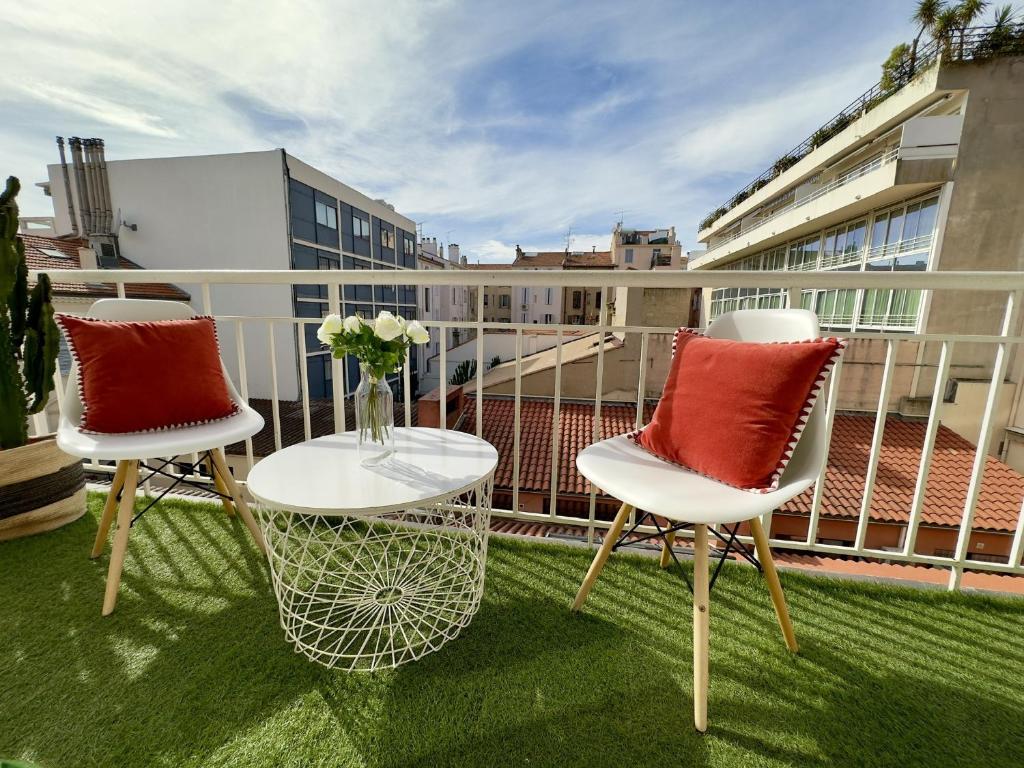 Balkón alebo terasa v ubytovaní Appartement spacieux 70m2 avec 2 chambres - Terrasse expo sud - Coeur de Cannes