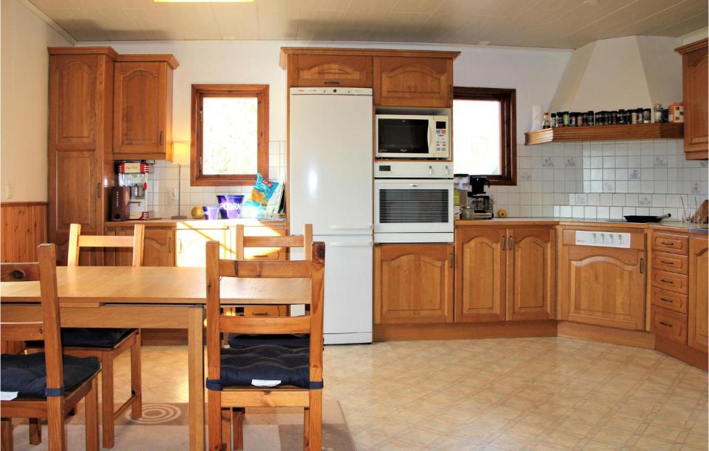 Kuchyň nebo kuchyňský kout v ubytování 2 Bedroom Gorgeous Home In Långaryd