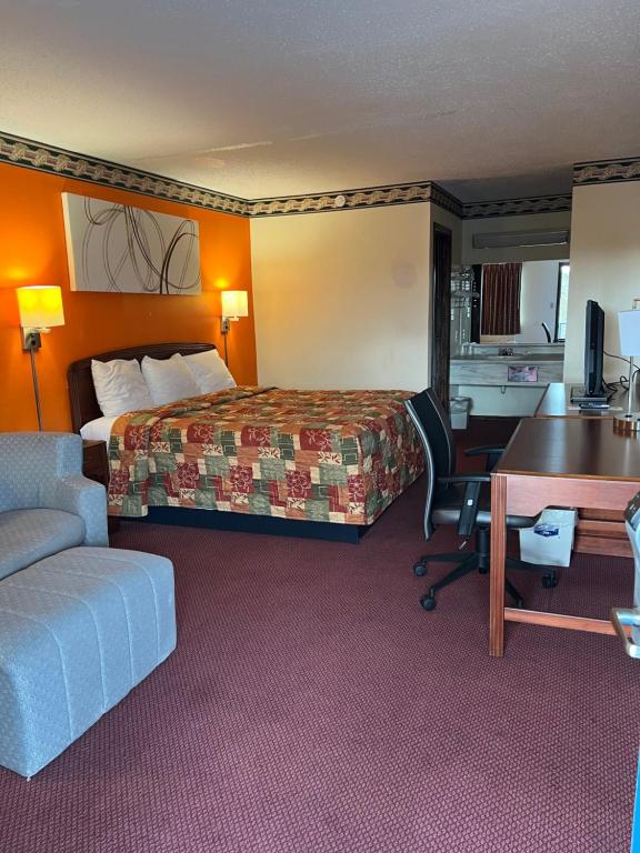 a hotel room with a bed and a desk at Lebanon Inn Motel in Lebanon