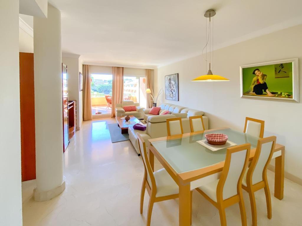 sala de estar con mesa y sofá en Apartamento en Los Patios de Santa Maria Golf, en Marbella