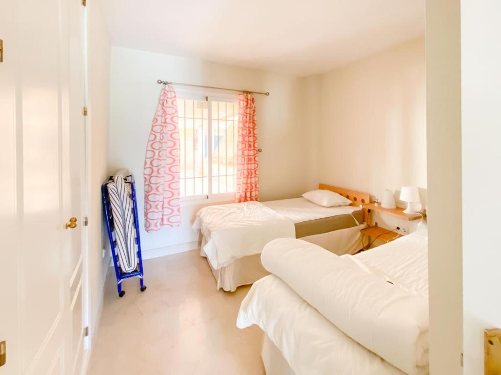Postel nebo postele na pokoji v ubytování Apartamento en Los Patios de Santa Maria Golf