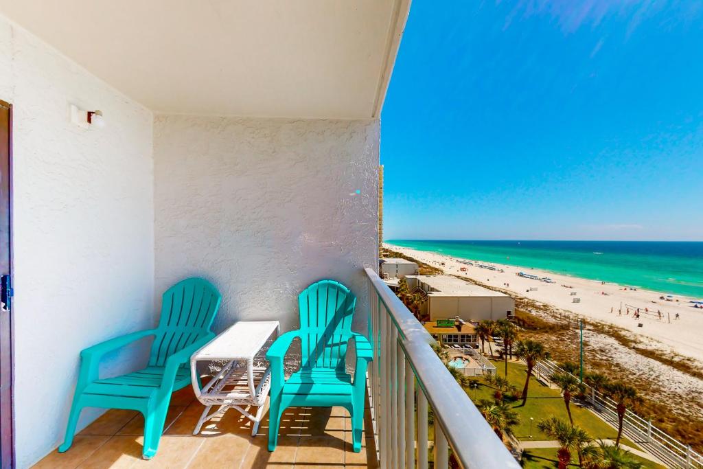 2 Stühle und ein Tisch auf einem Balkon mit Strandblick in der Unterkunft Summit 824 in Panama City Beach