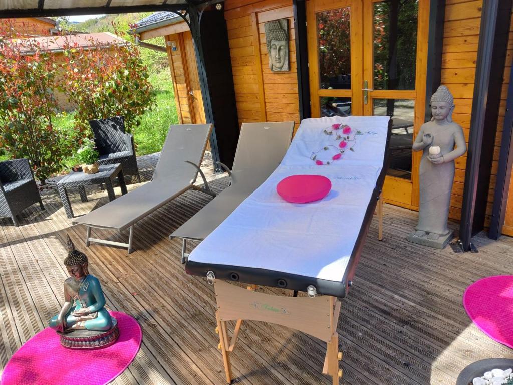 una mesa de ping pong en la cubierta de una casa en Nature et spa, 