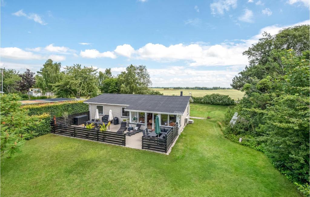 - une vue aérienne sur une maison avec une terrasse couverte dans l'établissement Beautiful Home In Slagelse With Kitchen, à Slagelse