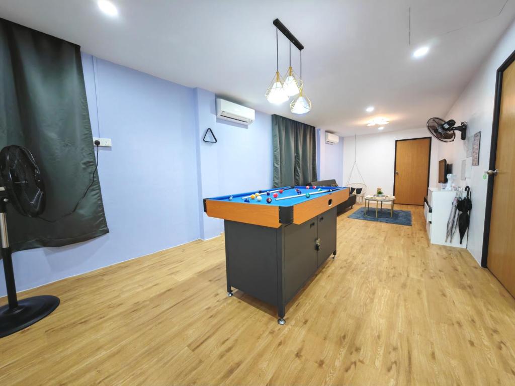 マラッカにあるJonker 14-18pax 3BR, KTV Room, Dart & Snookerのビリヤード台付きの部屋
