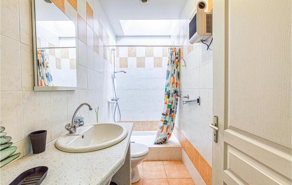 a bathroom with a sink and a toilet at Gorgeous Home In Pierrefiche With House A Panoramic View in Pierrefiche