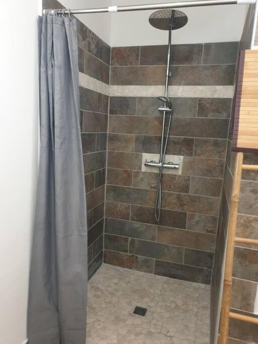 Koupelna v ubytování Appartement neuf et tout confort sur la Trinité